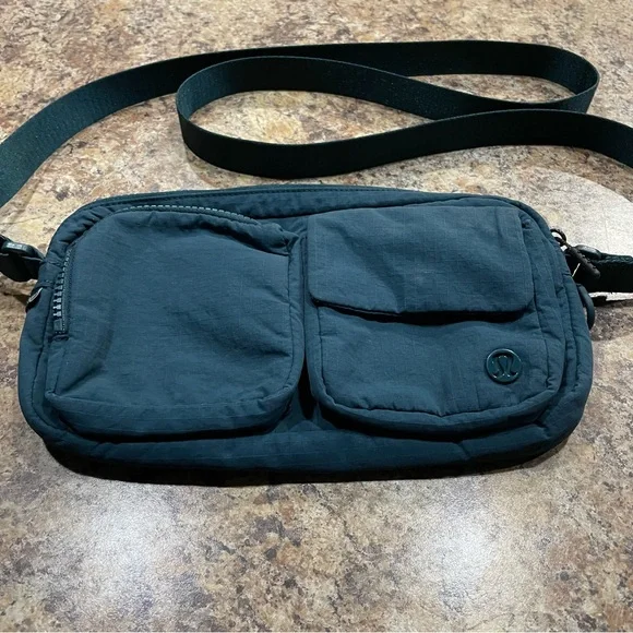 Lululemon Multi-Pocket Crossbody Bag 2.5L - Teal - Picture 2 of 12